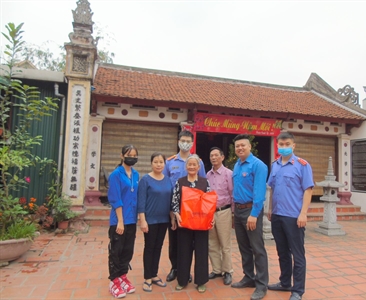 Chi đoàn Viện KSND quận Bắc Từ Liêm thăm, tặng quà các cán bộ lão thành Cách...